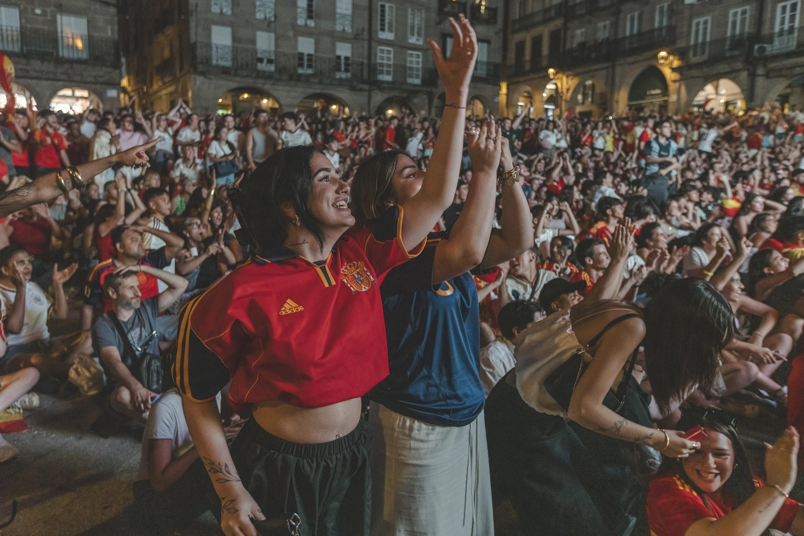 Galería | Camisetas, banderas y las calles de Ourense llenas de emoción por ver a España jugar los cuartos de final, en fotos