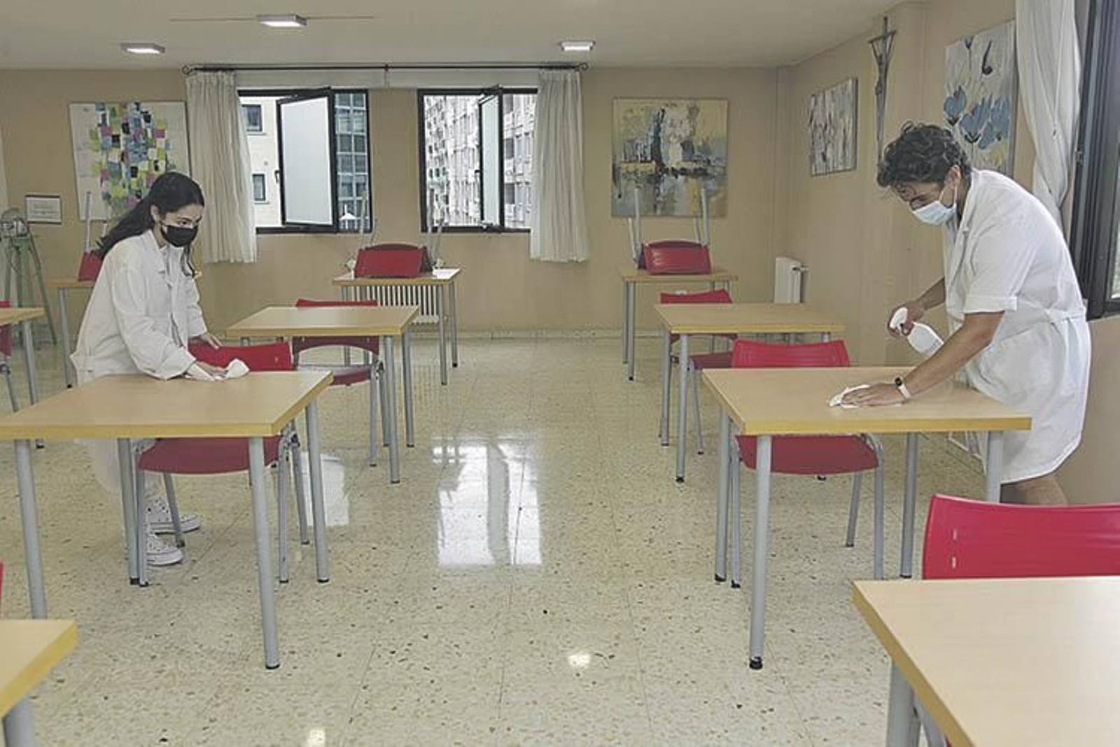 Voluntarios en el comedor social de Cáritas.