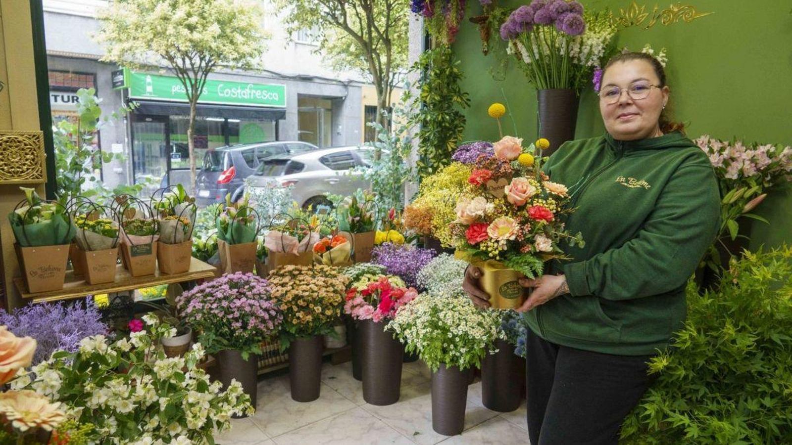 Zoila Martínez, en la floristería.