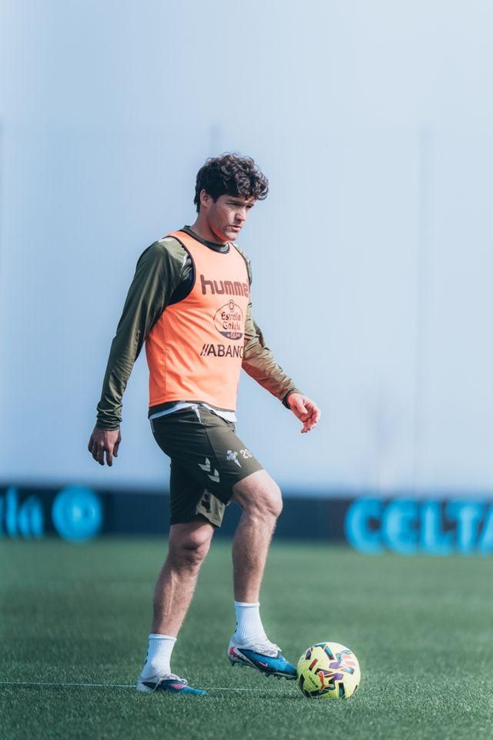 El central céltico Marcos Alonso trabajó ayer con normalidad con el grupo y recibió el alta.