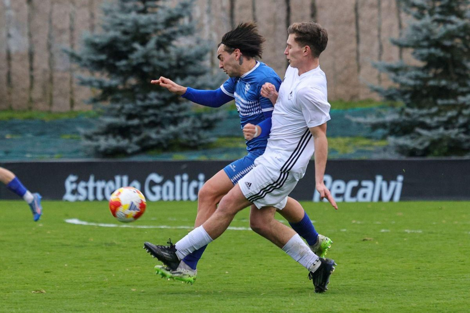 Fran López, ayer más mediapunta, se lleva un balón ante un rival.