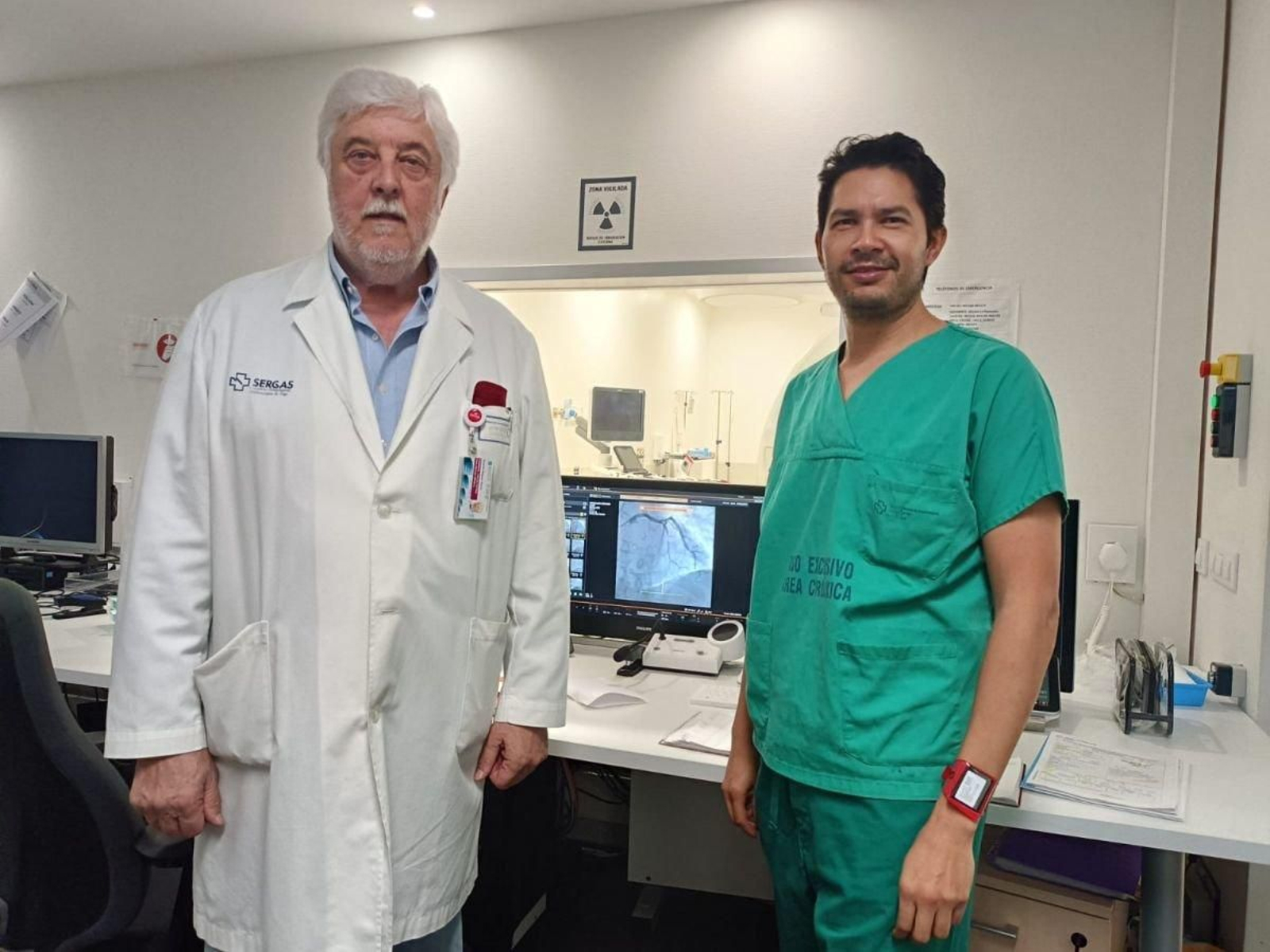 El jefe de Cardiología del Cunqueiro, Andrés Íñiguez, a la izquierda, con el investigador Alfonso Jiménez Díaz.