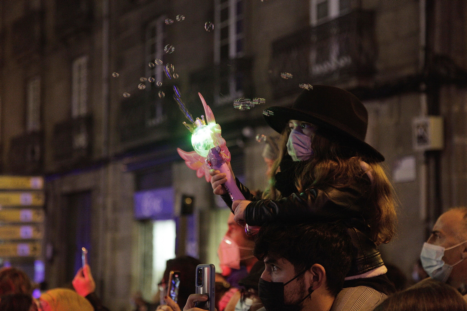 OURENSE. Fantasía y luz en el desfile de los Reyes Magos por la ciudad. // Miguel Ángel