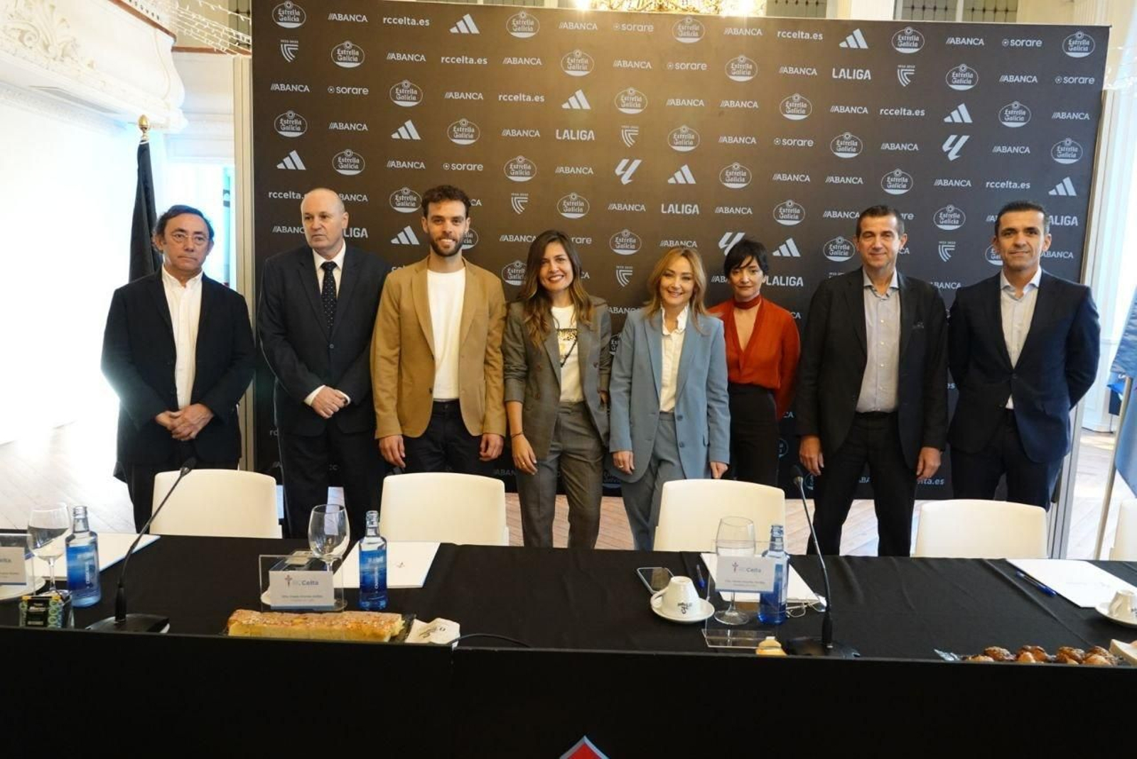 La presidenta del Celta, Marián Mouriño, acompañada por su consejo directivo. // Vicente Alonso