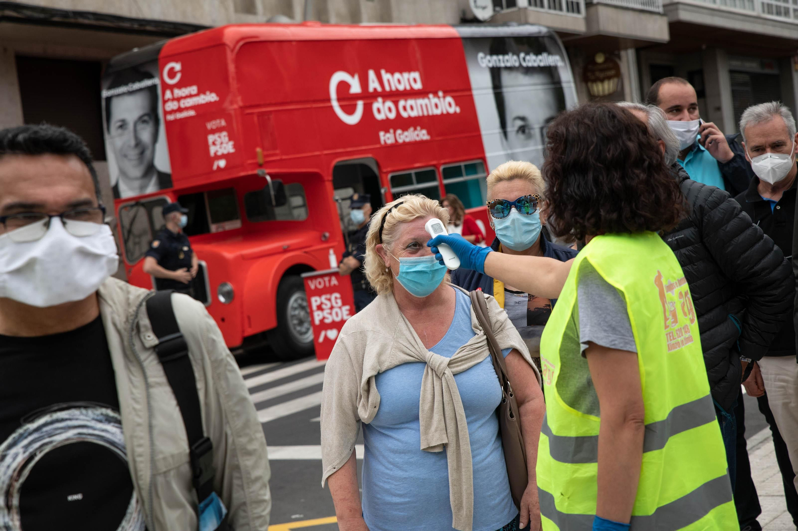 OURENSE (XARDÍNS DO POSÍO). 27/06/2020. OURENSE. El presidente del gobierno, Pedro Sánchez, acompaña al candidato a la Xunta de Galicia, Gonzalo Caballero y a Marina Ortega en un mitin del PSdeG-PSOE. FOTO: ÓSCAR PINAL