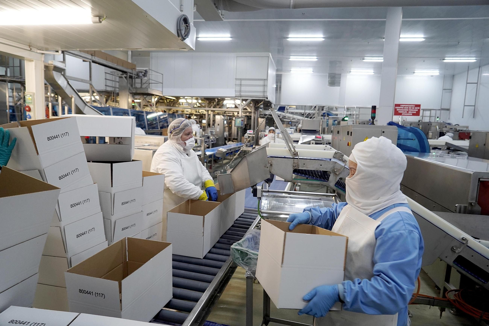 Empleados de Wofco en la planta de Fandicosta en Moaña.