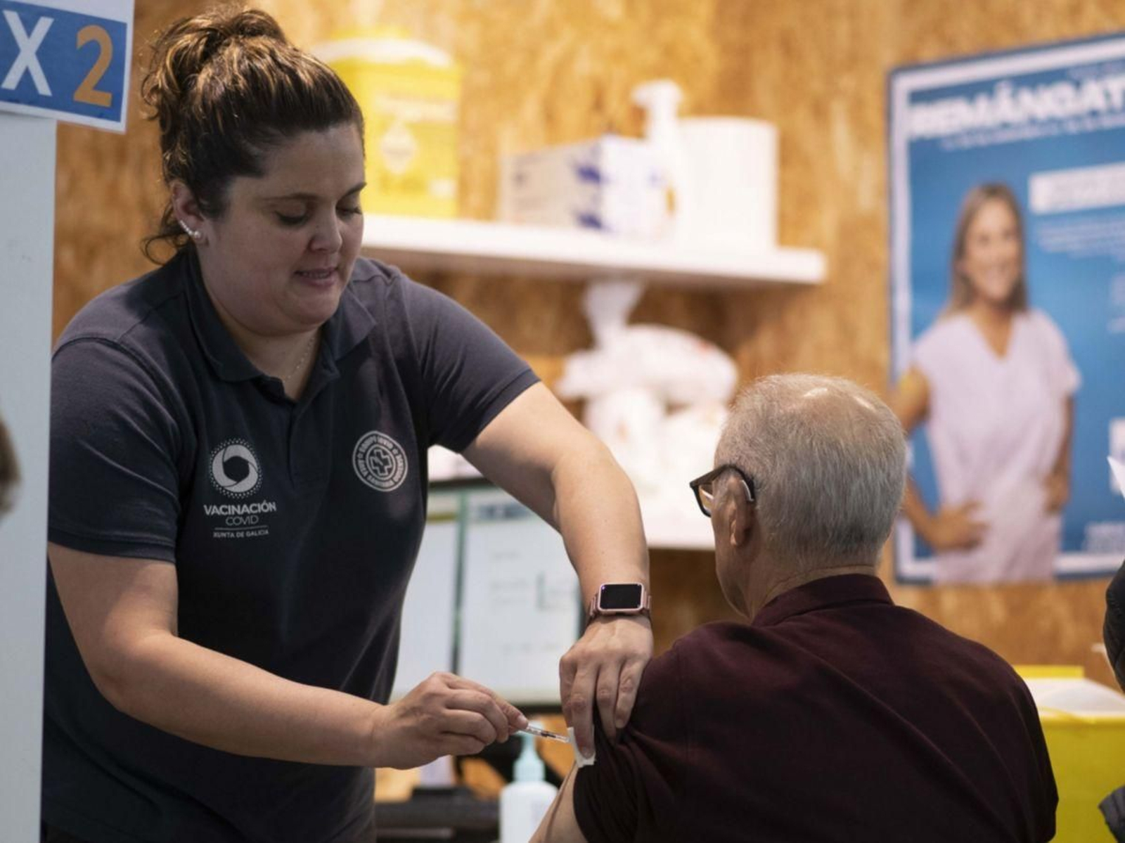 Un vencino recibe su vacuna contra la gripe