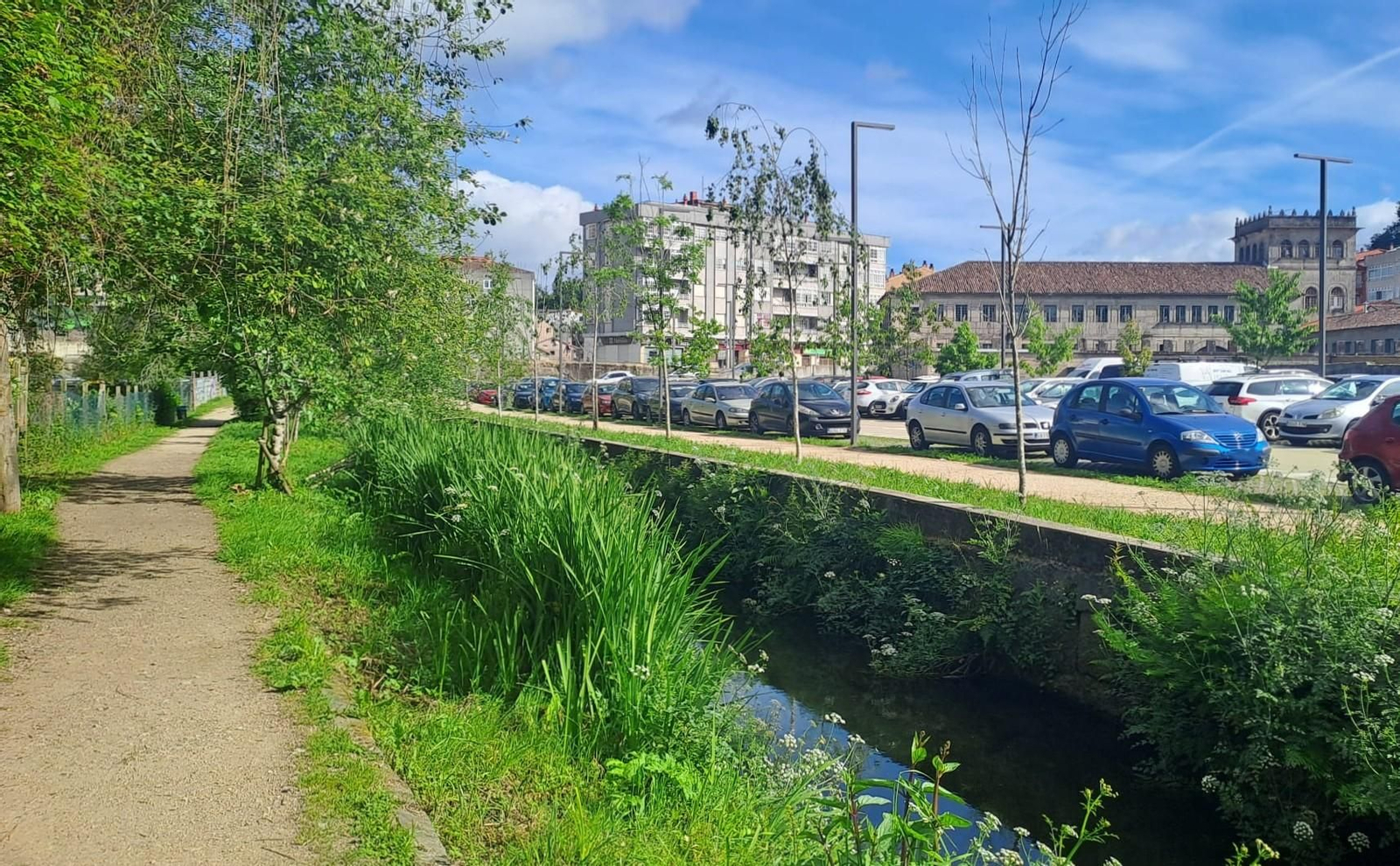 Zona del paseo fluvial colindante al aparcamiento de Vilavella donde se construirá la pasarela.