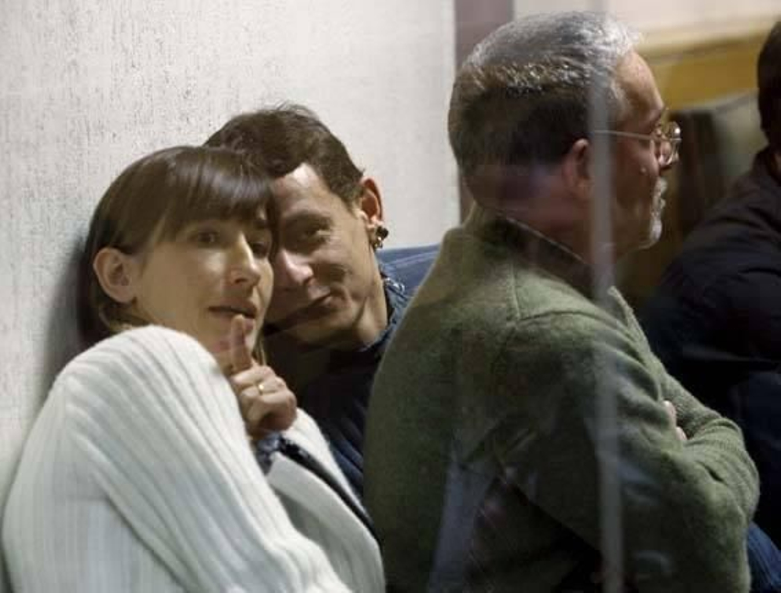 Israel Torralba (c) y Mónica Refojos charlan en presencia de Manuel Pérez Martínez durante la primera sesión del juicio.