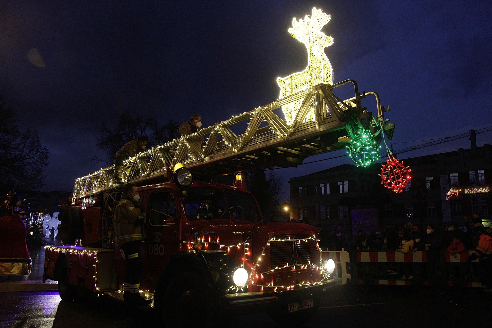 OURENSE. Fantasía y luz en el desfile de los Reyes Magos por la ciudad. // Miguel Ángel