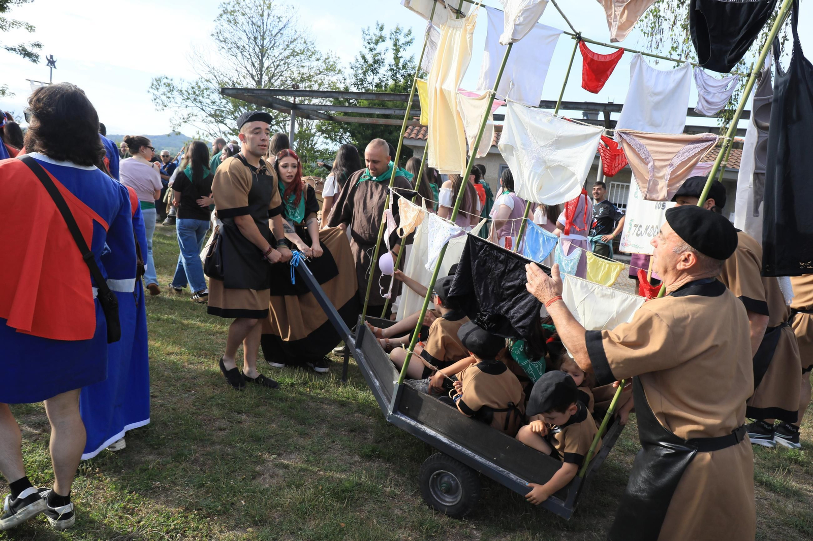 Galería |  Allariz disfruta con  la recreación de la bandera con “Zes Pereiras” y “De Pé Feito” en las Festas do Boi