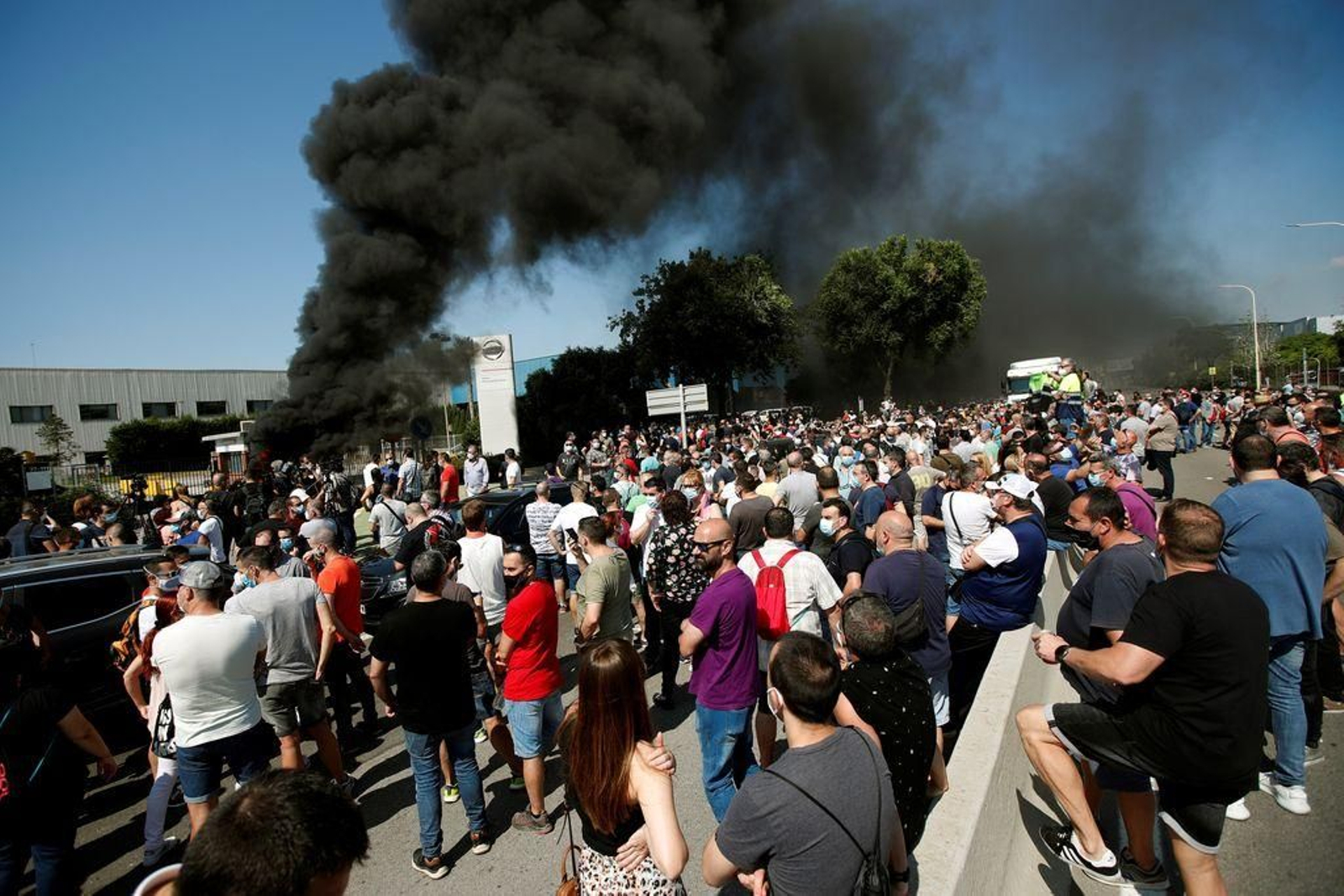 Decenas de trabajadores de la fábrica de Nissan protestan en la Zona Franca de Barcelona.