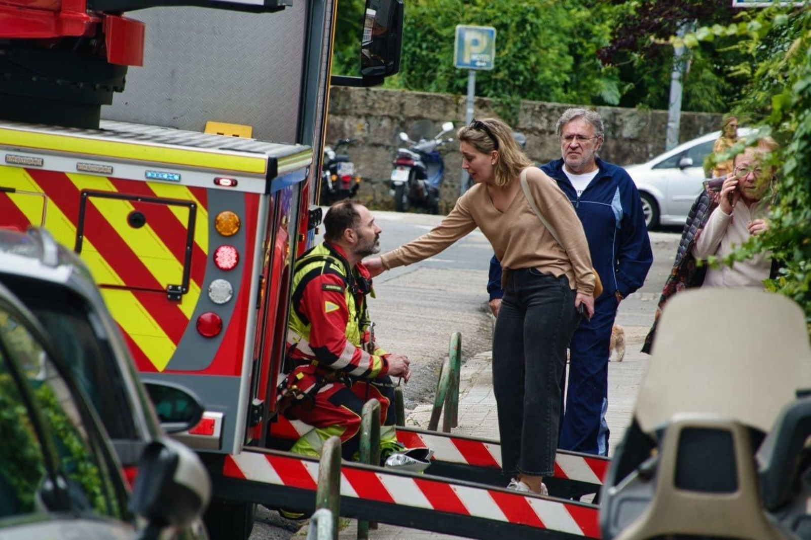 Concejales dan ánimos a un compañero del bombero fallecido.