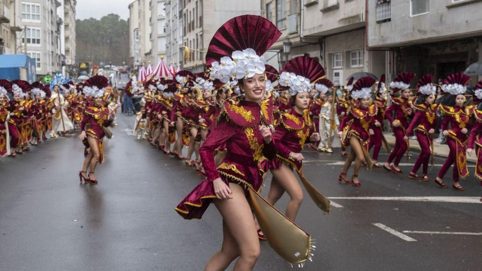 Todas al aunísono, marcando el ritmo por las calles de Carballiño.