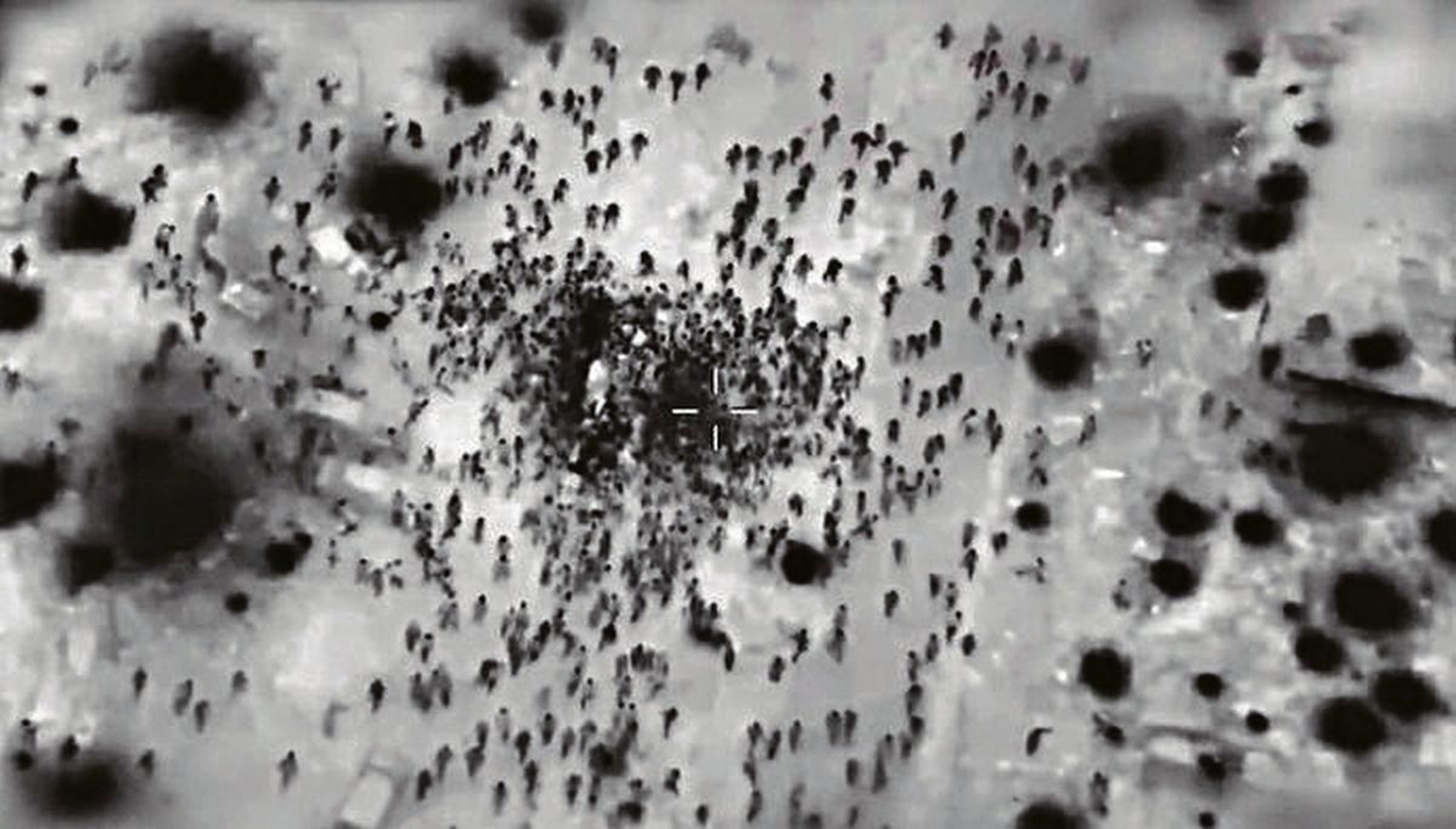 Captura del vídeo difundido por las FDI en el momento de la llegada de los camiones con comida en la Franja de Gaza.