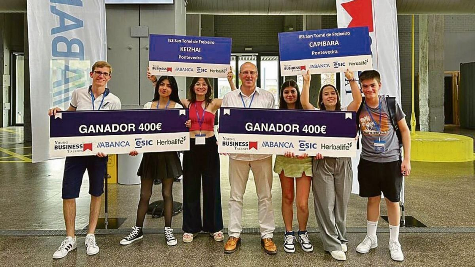 Clara, Alba, Yago, Daniela, Iago y Emily con su profesor, Víctor Garví, tras conocer los resultados.