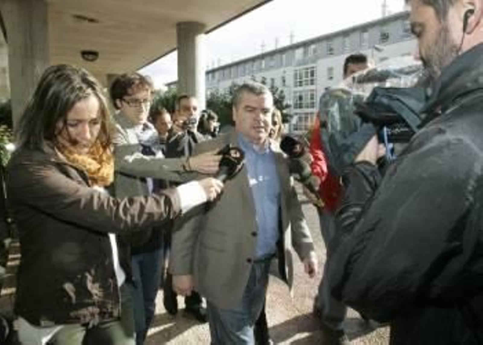 El juez Vázquez Taín llega al juzgado de Santiago tras hablar con Rosario Porto. (Foto: XOAN REY)