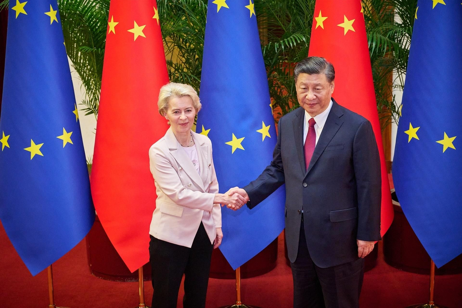 Von der Leyen y Xi Jinping durante una cumbre entre la UE y China