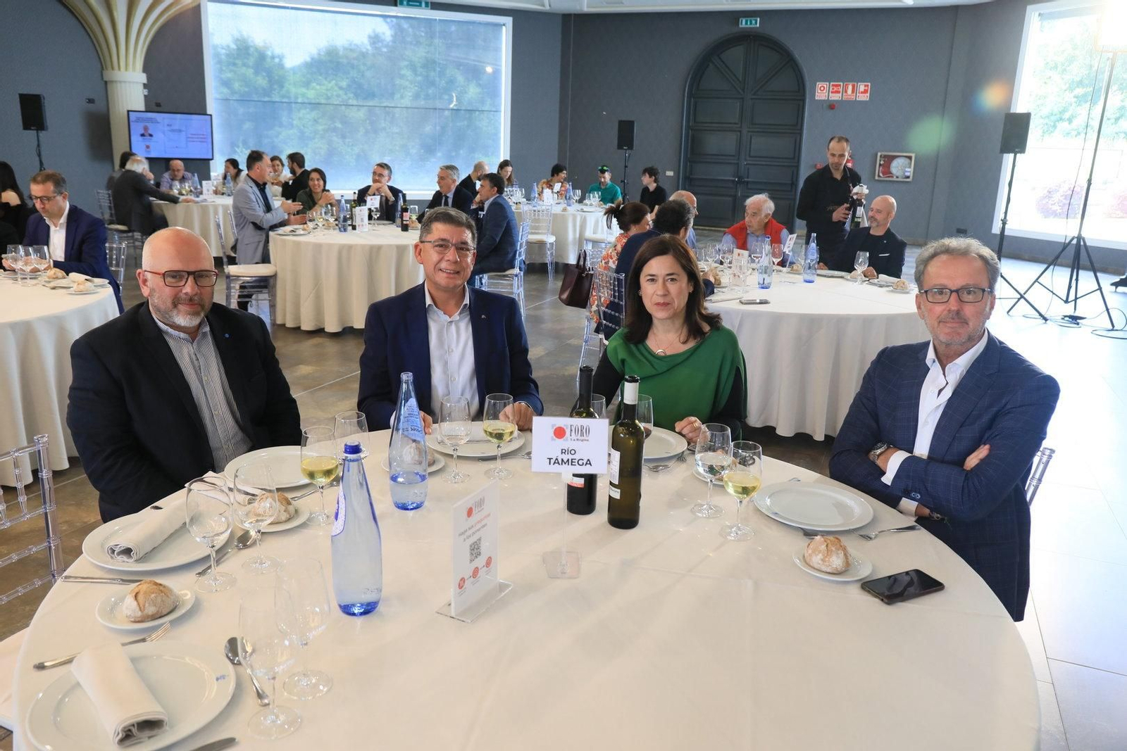 MESA RÍO TÁMEGA. Francisco Méndez Gómez, responsable de Relaciones Institucionales de Greenfiber; Mateo Alonso, coordinador de Banca Institucional de Abanca; Carmen Rivas, directora digital de La Región, y Antonio Nespereira, presentador del Foro.