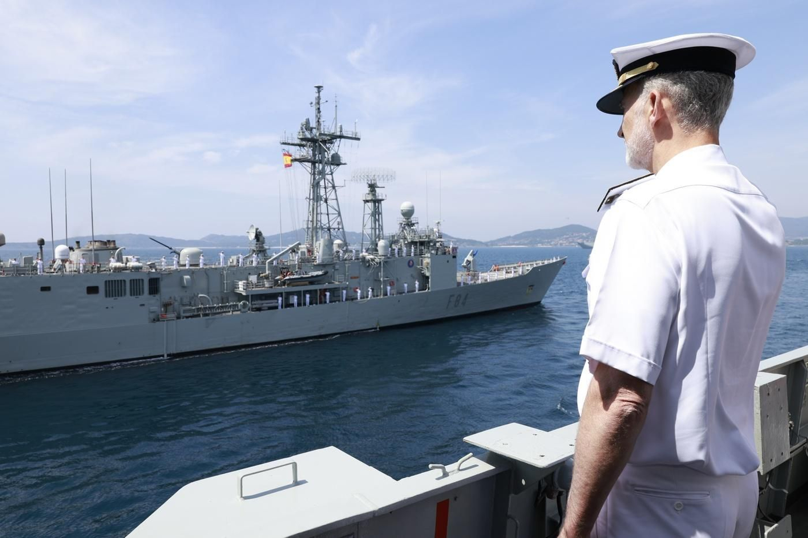 El Rey durante la revista naval en aguas de la ría de Vigo.