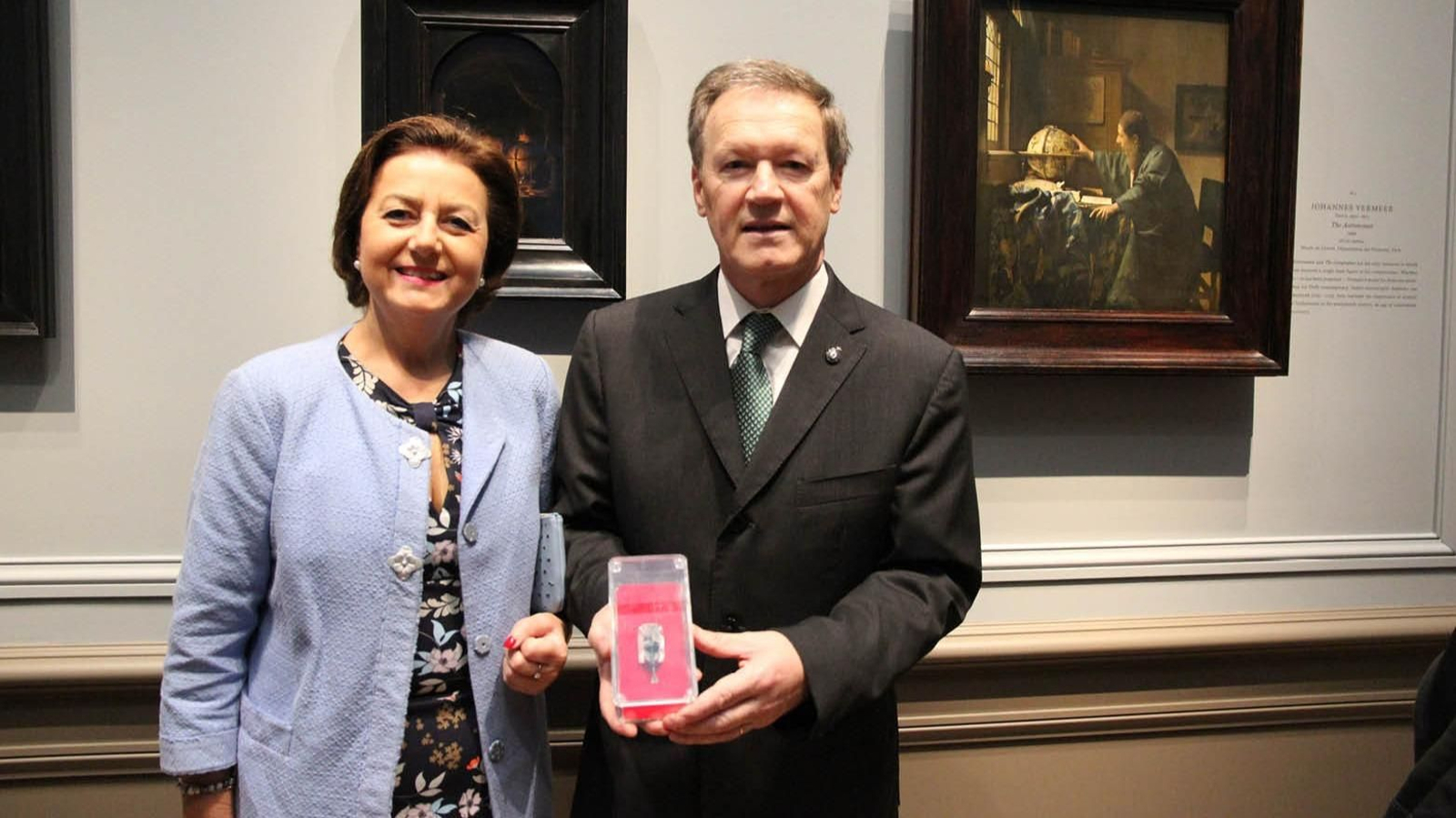 El doctor vigués Tomás Camacho, con su mujer, Estrella, y el microscopio del siglo XVII.