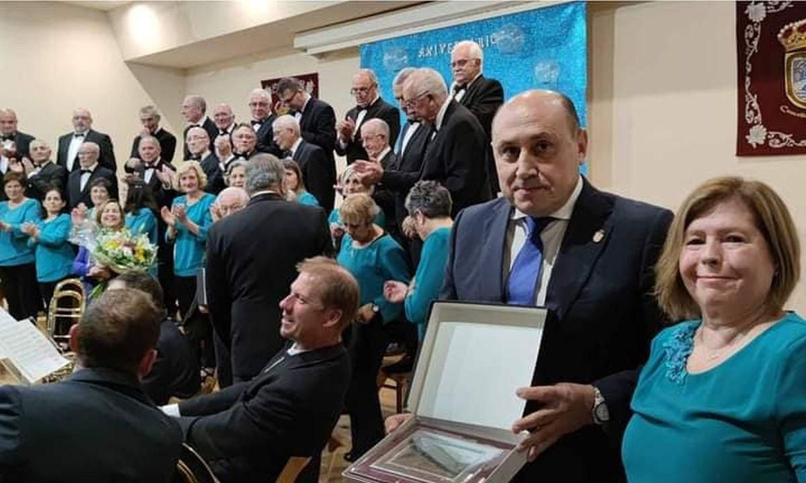 Horacio Gil entregó a la Coral Polifónica el reconocimiento de 'Arbenses Distinguidos 2026".