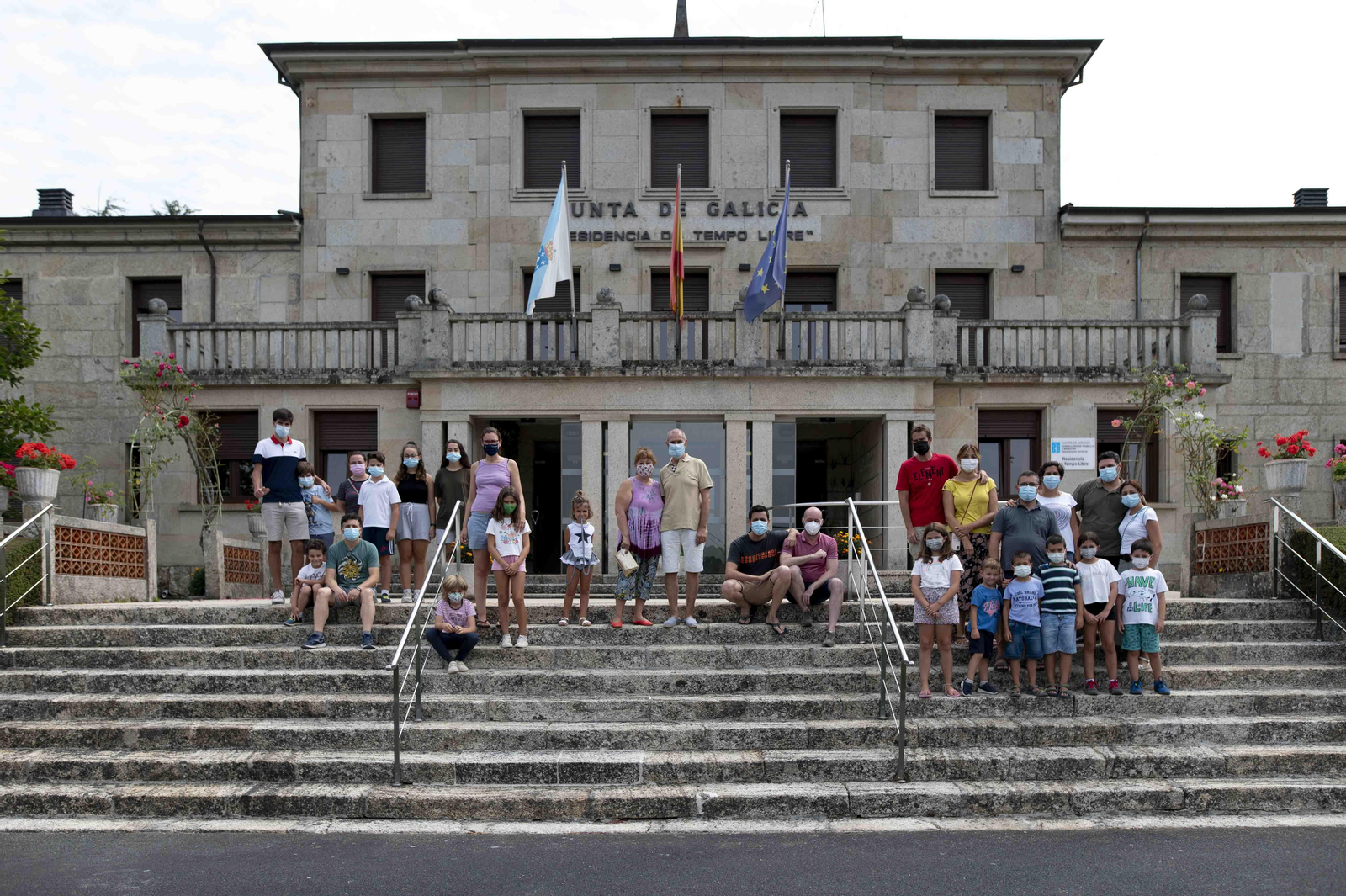 Varias de las familias que disfrutan de las vacaciones en la Residencia de Tempo Libre. (Martiño Pinal)