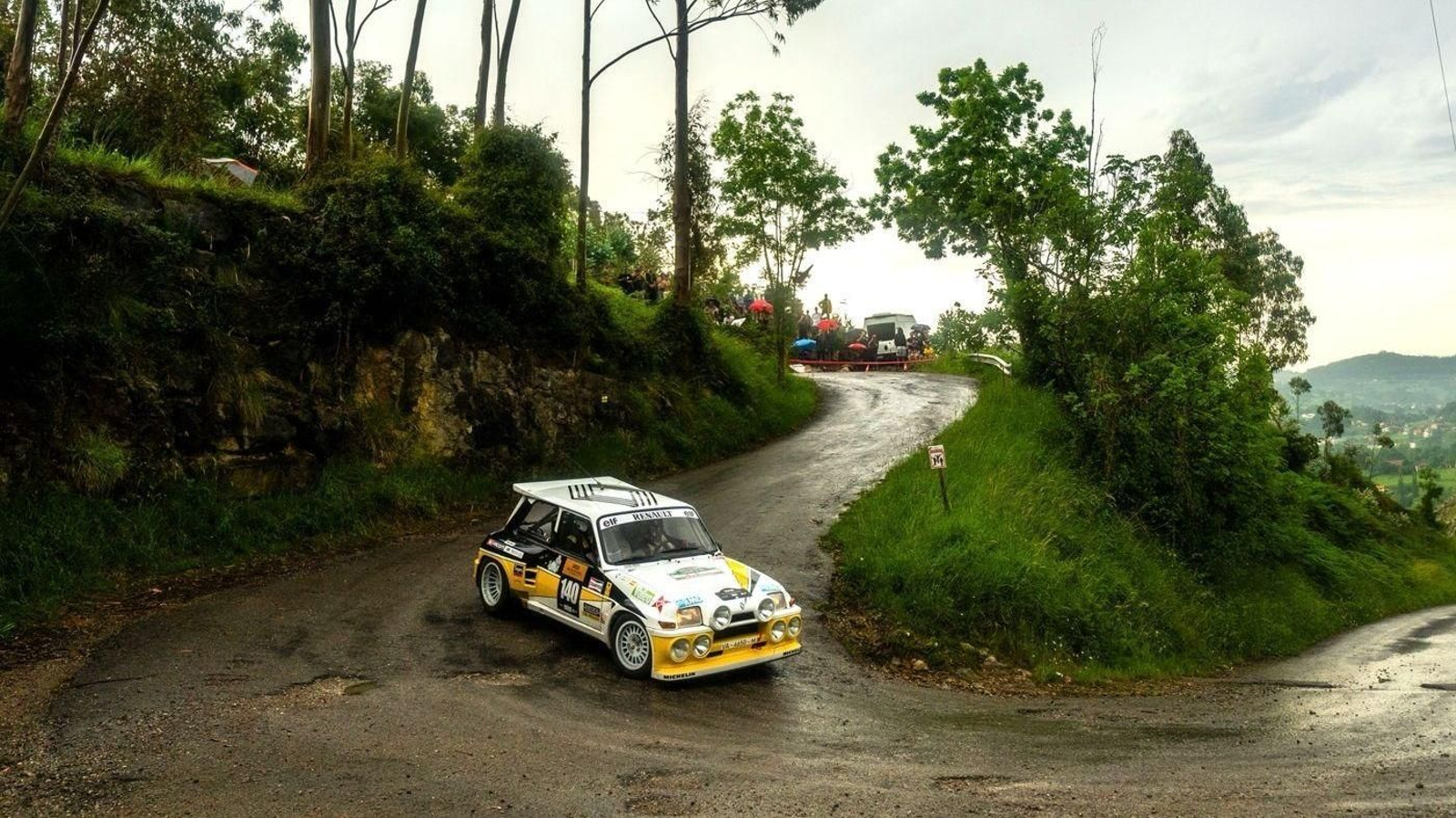 Un coche participa en el Rallye de Hoznayo