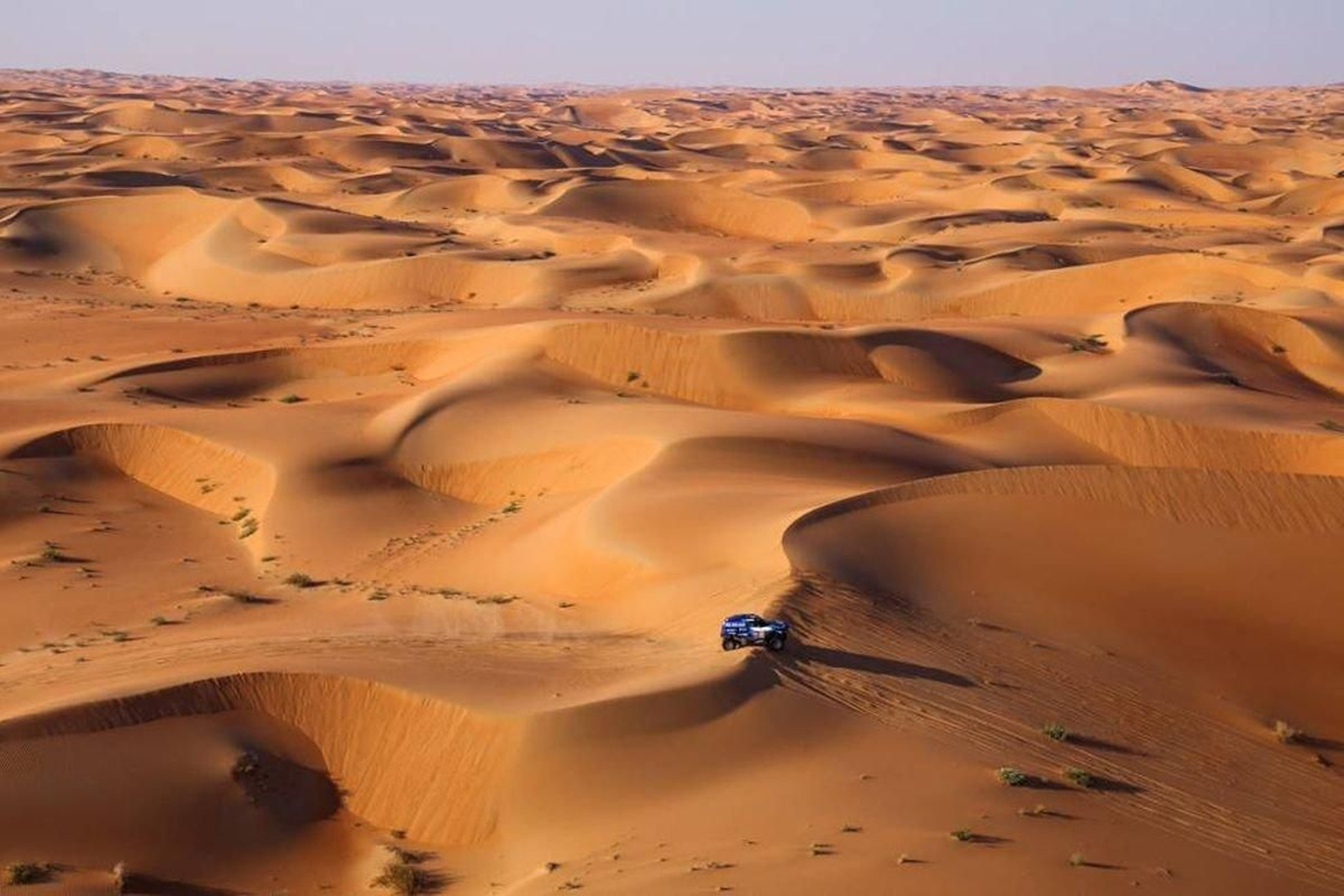 Los participantes afrontaron ayer un mar de dunas y hoy tendrán una ración extra con la etapa de doble jornada en el Empty Quarter.