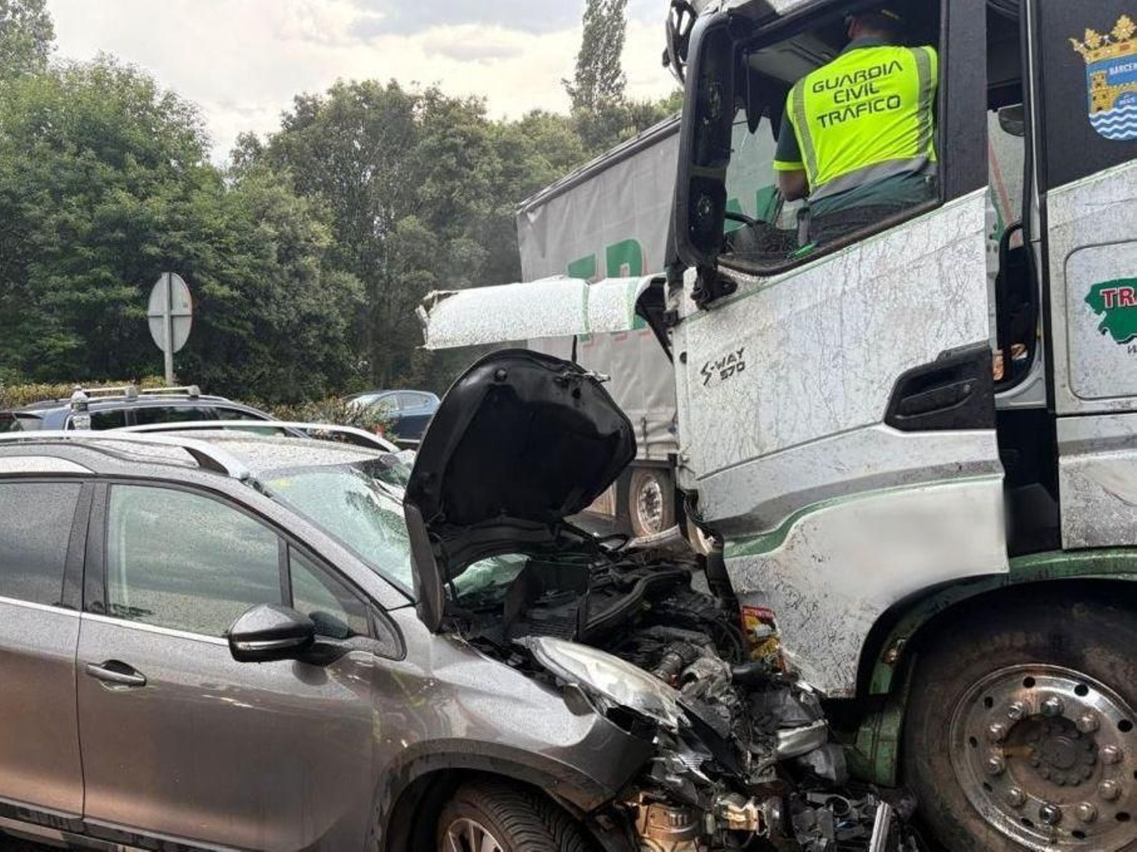 Un accidente entre un camión y un turismo en Santander.