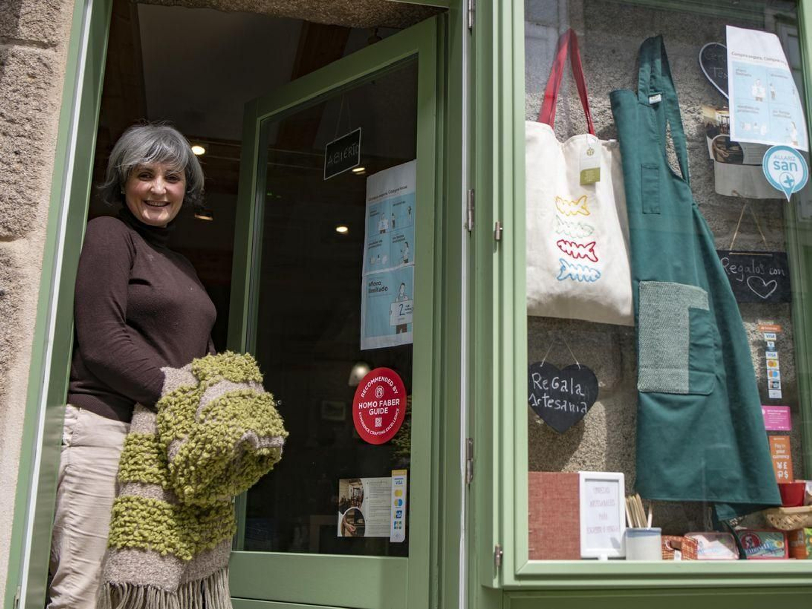 Inés Rodríguez a las puertas de su tienda y taller ubicada en la rúa Hortas de Allariz.