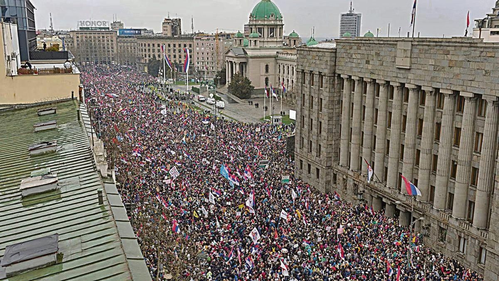 Vista general de de la masiva manifestación en Belgrado del pasado jueves.