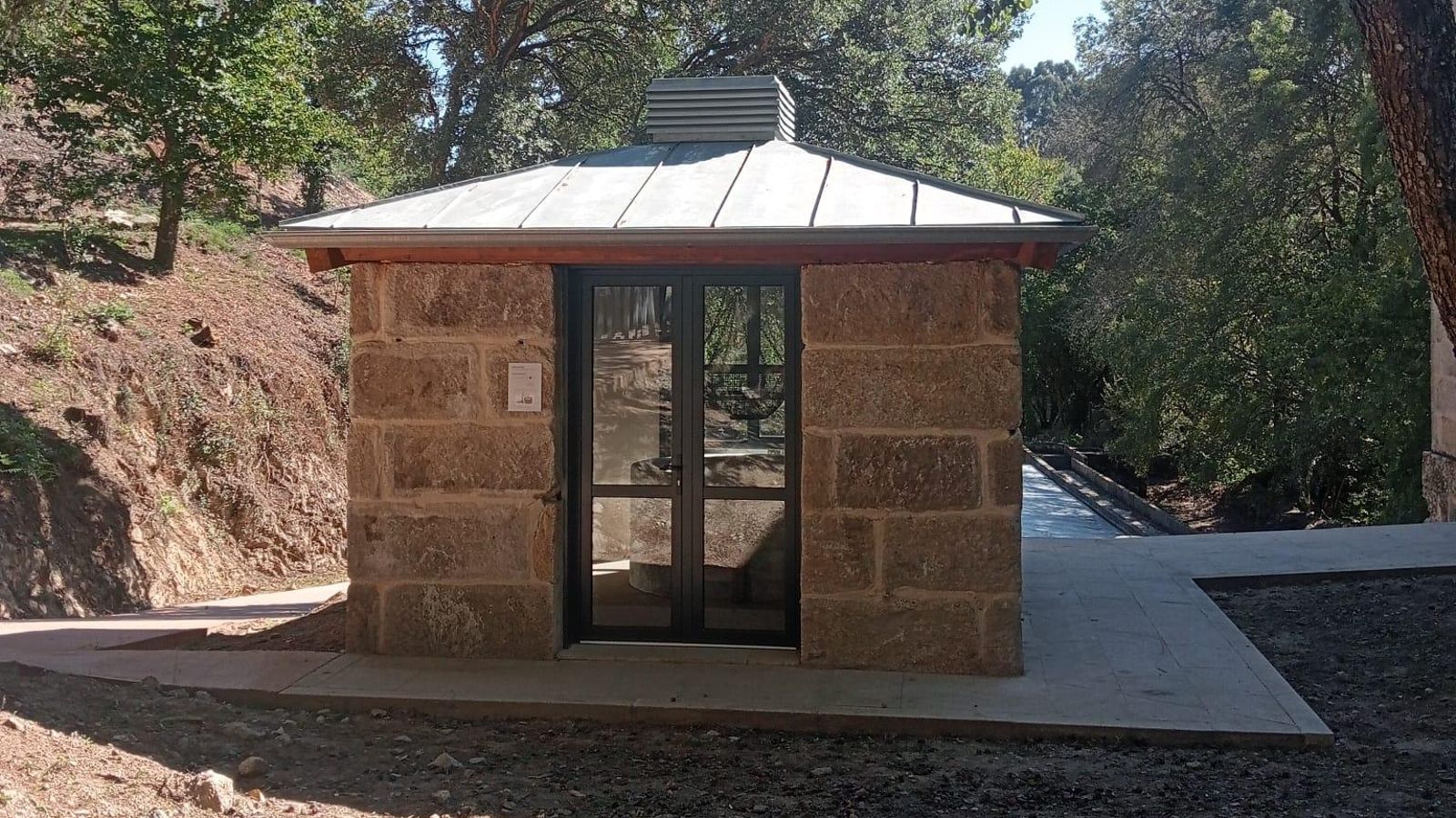 Estructura en el exterior del museo.