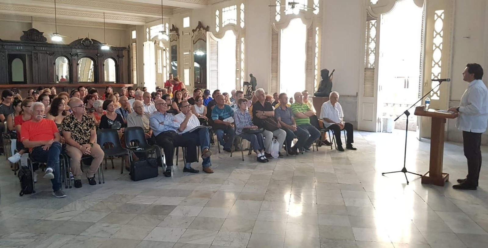 Miranda trasladó a la colectividad en Cuba los programas de actuación que tienen a su disposición