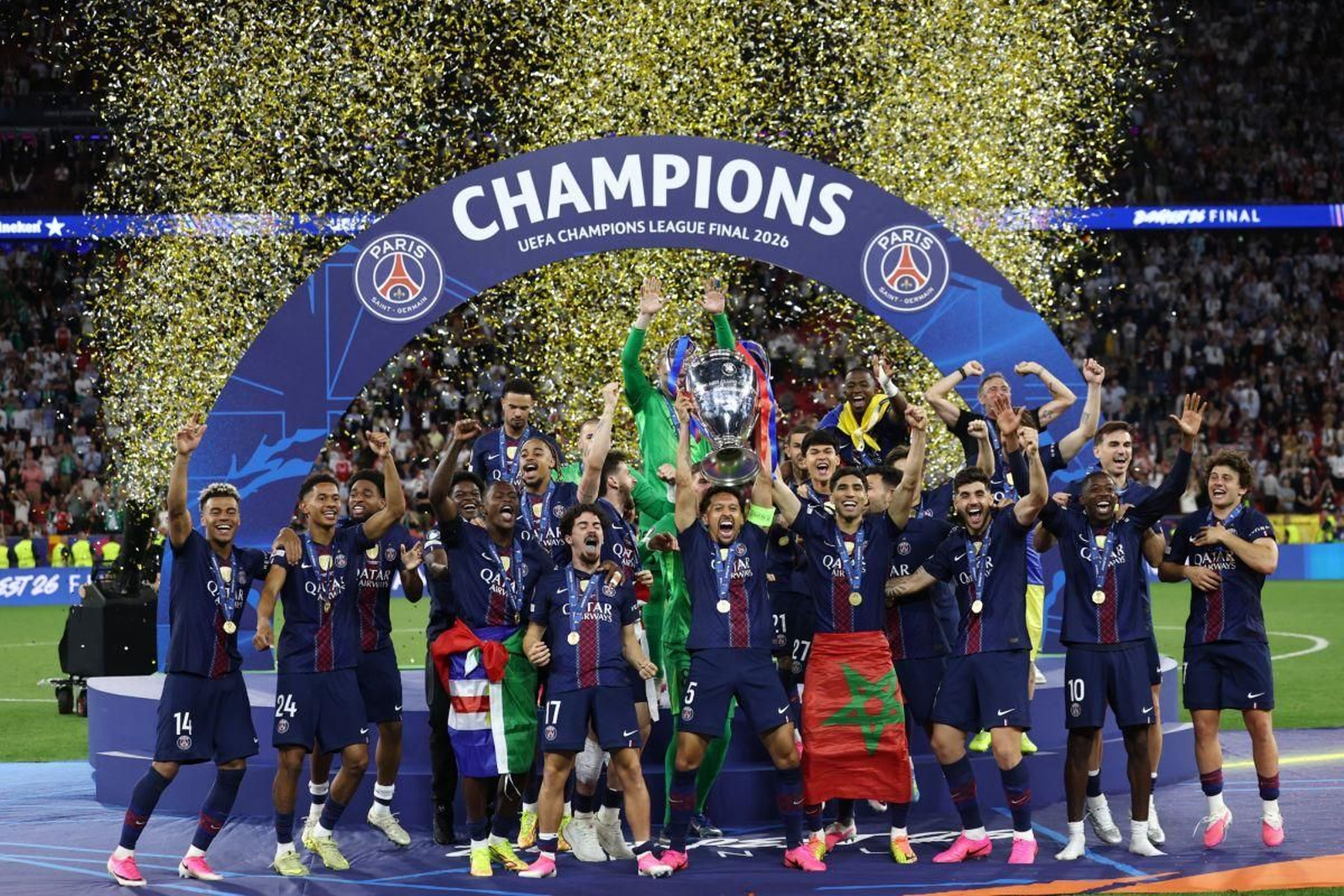 Los jugadores del Paris Saint-Germain celebran su título continental sobre el césped después de recibir el trofeo que les acredita como campeones.