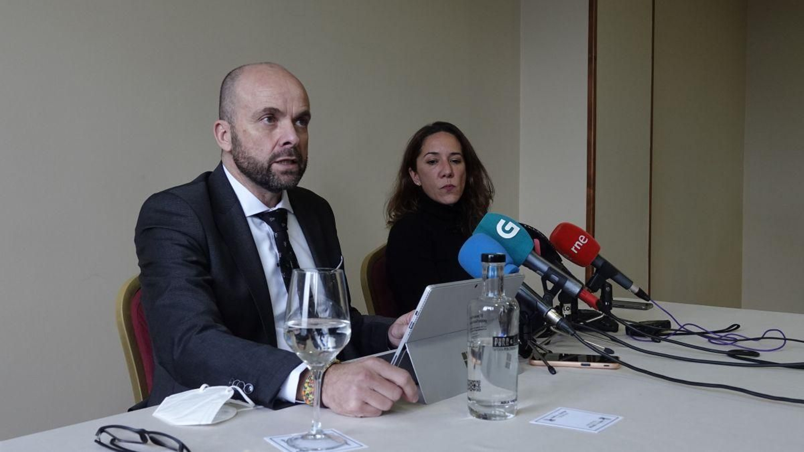 El abogado Ramón Pérez Amoedo y Rosa Fernández, hermana de Déborah.