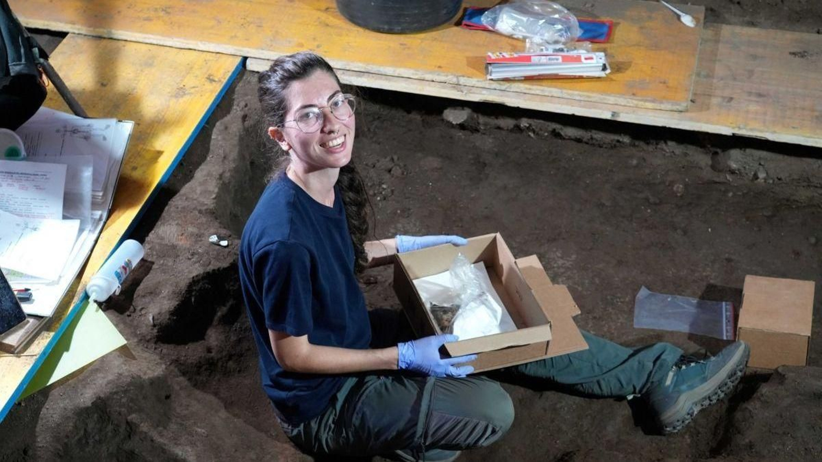 La arqueóloga Clara Veiga, encargada de la extracción del órgano.