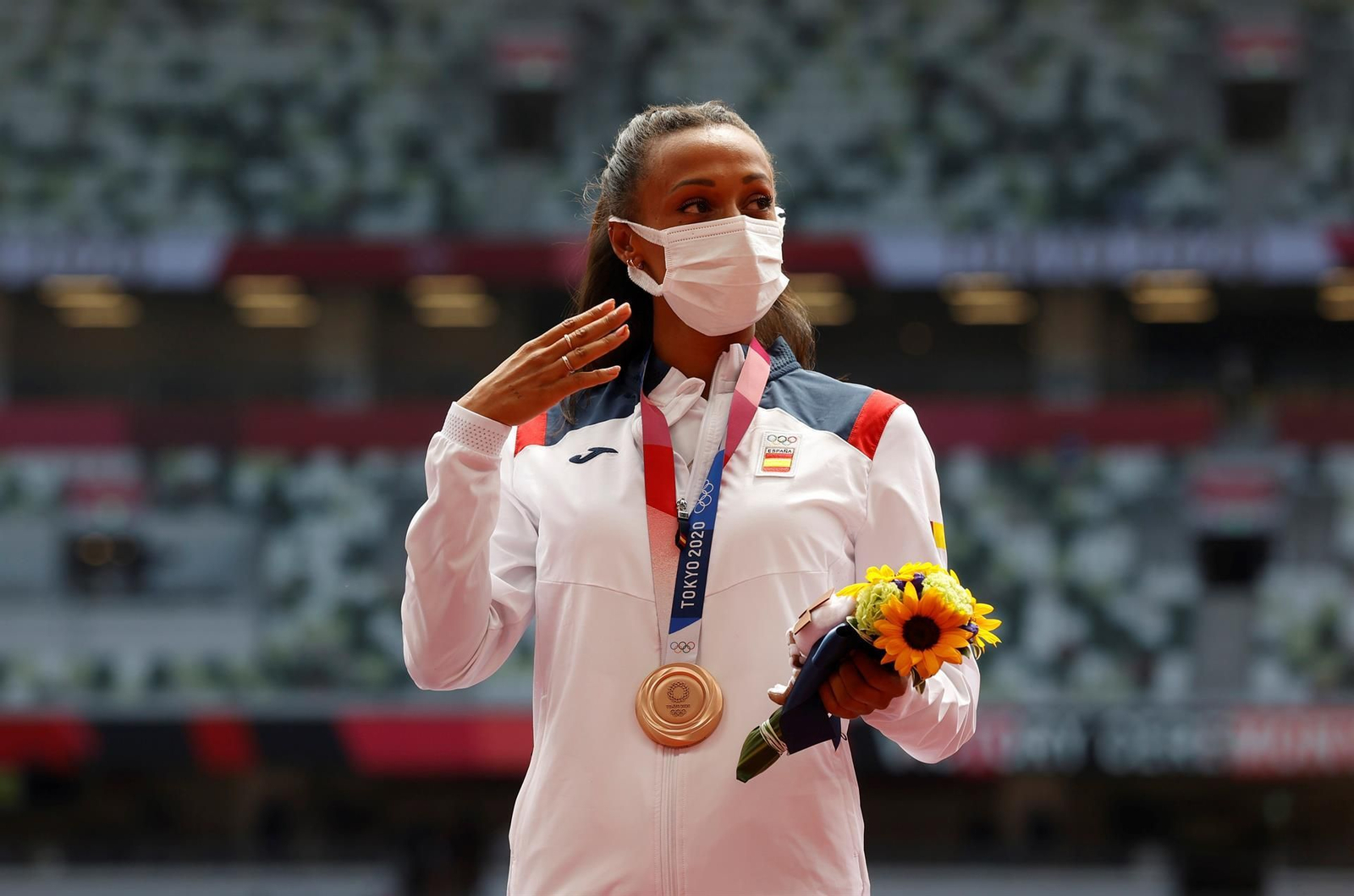 Ana Peleteiro posa con la medalla de bronce. // EFE