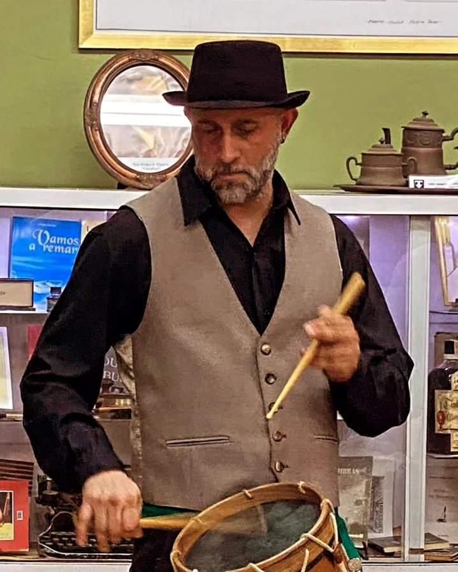 Pablo y su instrumento principal. El tambor.