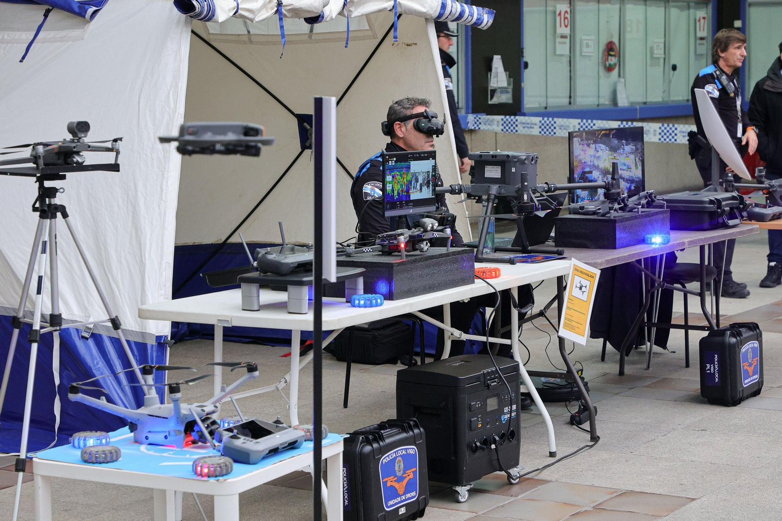 Galería | Niños y mayores descubren el trabajo de la Policía Local de Vigo