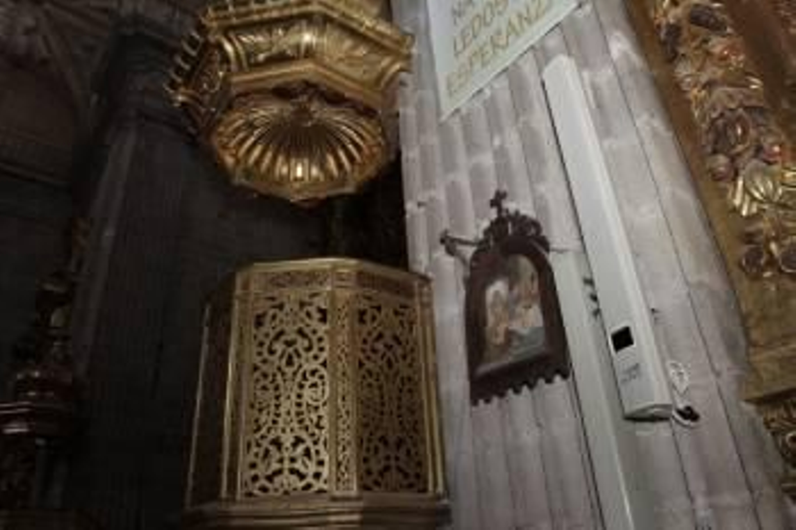 La megafonía parroquial. (Foto: Miguel Angel)