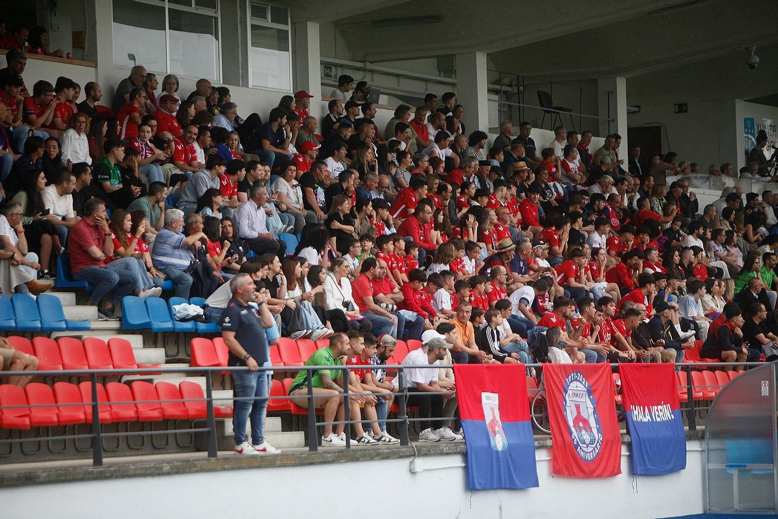 La afición en las gradas animando a los jugadores.