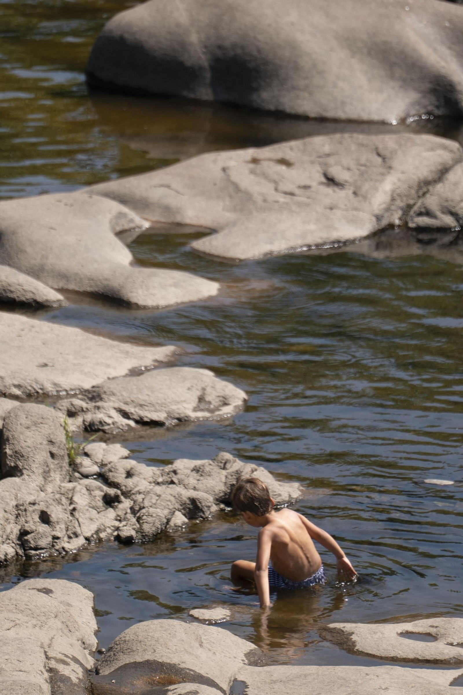 Galería | Viajeros, peregrinos y ourensanos viven una jornada de intenso calor en Ourense, en fotos