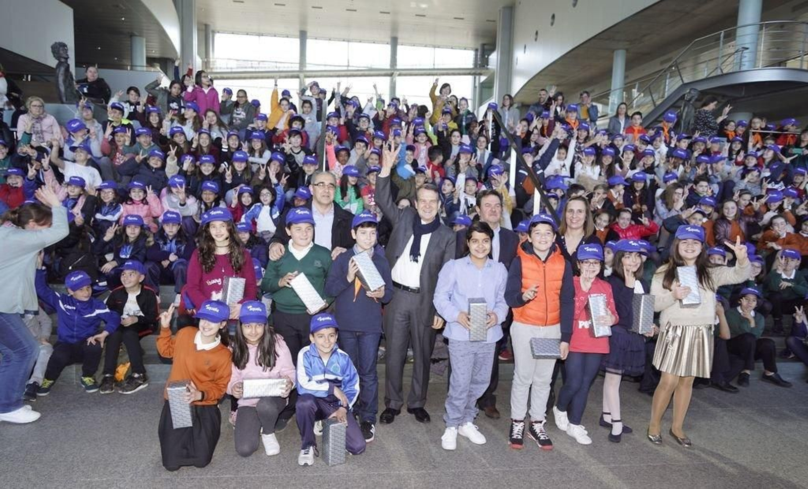 El alcalde con responsable de Aqualia y estudiantes, ayer en el Mar de Vigo.
