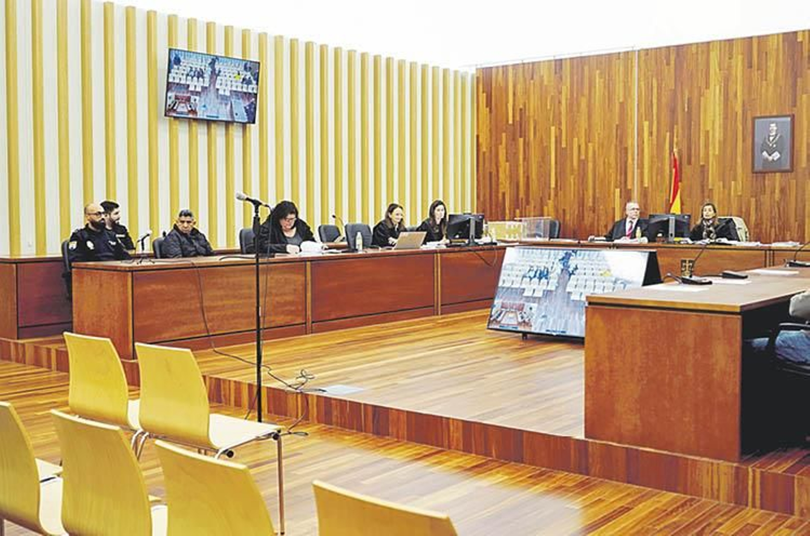 El juicio con jurado por el crimen okupa generó problemas de acústica.