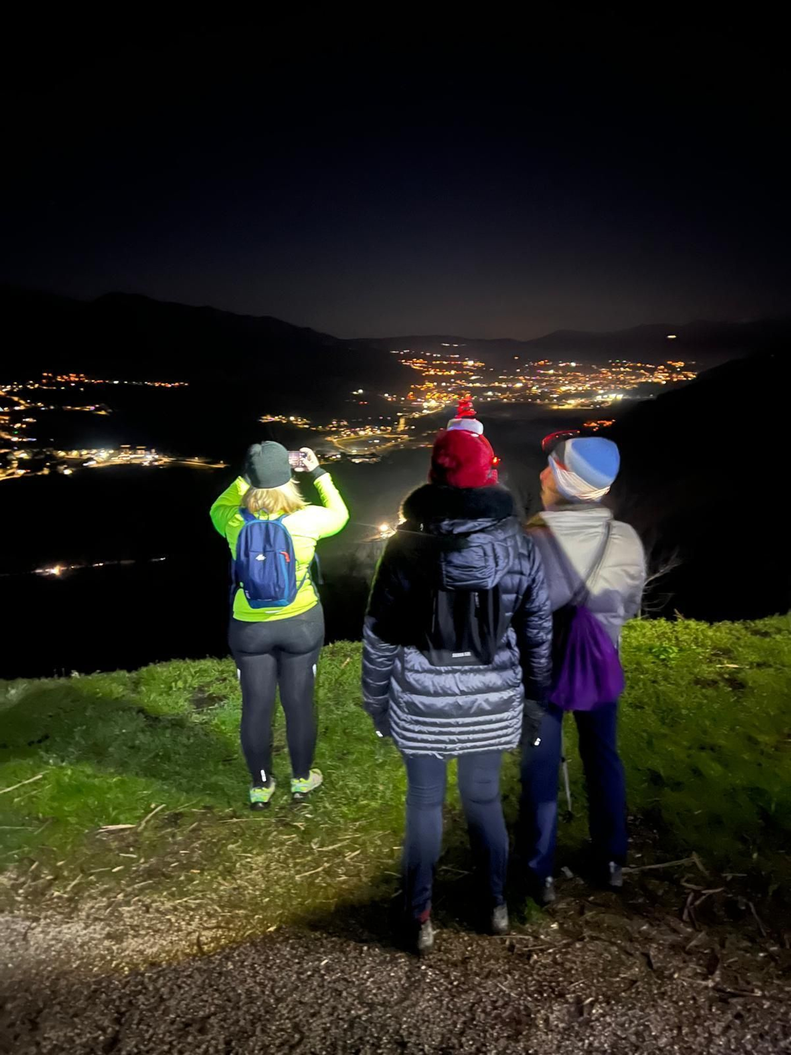 Participantes de la andaina recorren la Senda da Santa Compaña bajo un intenso frío en Vilamartín.