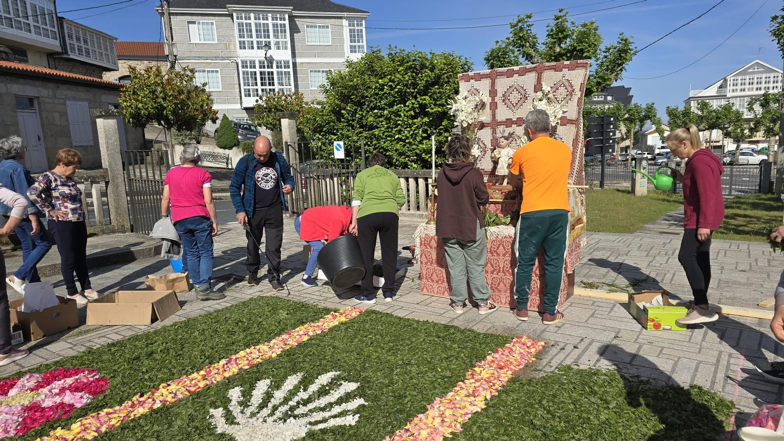 Galería | Castro Caldelas se engalana con alfombras de flores para el Corpus Christi