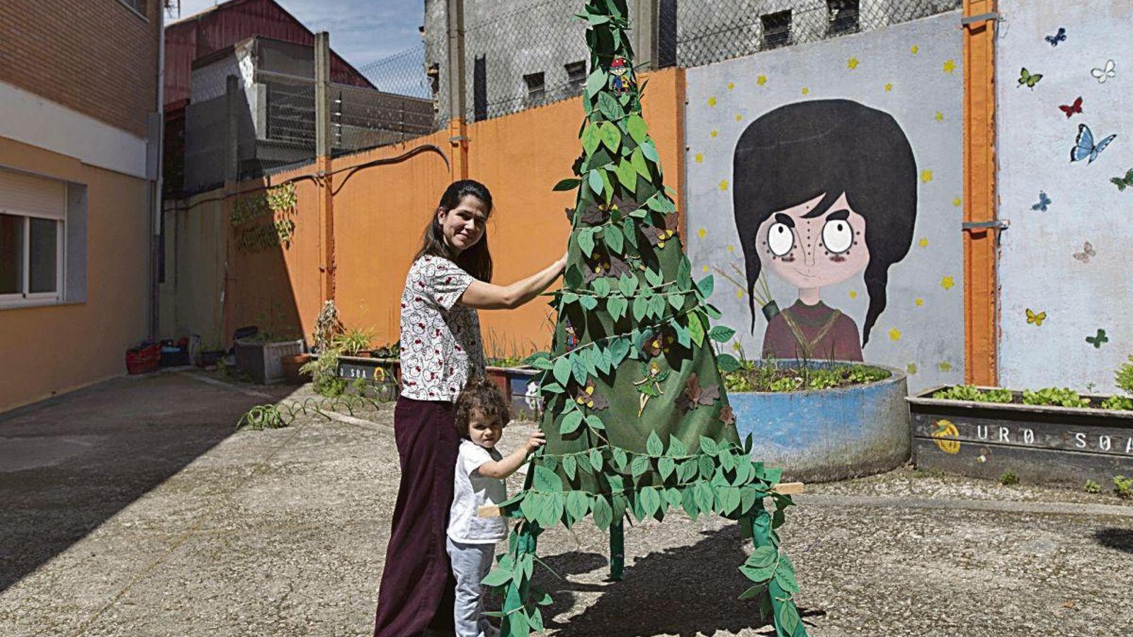Noemí Torres y la pequeña Sara en el huerto del CEIP Inmaculada.