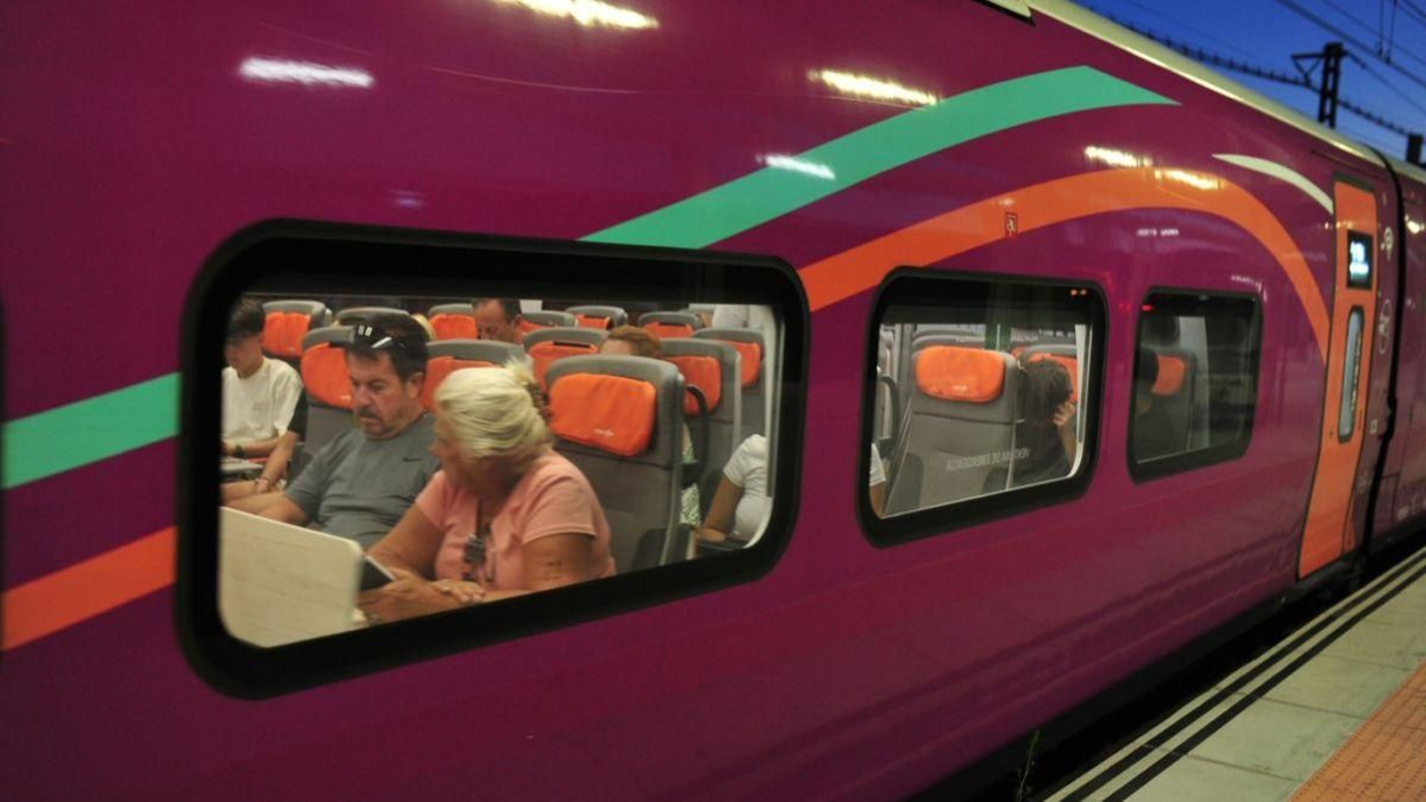 Un tren de Renfe con pasajeros