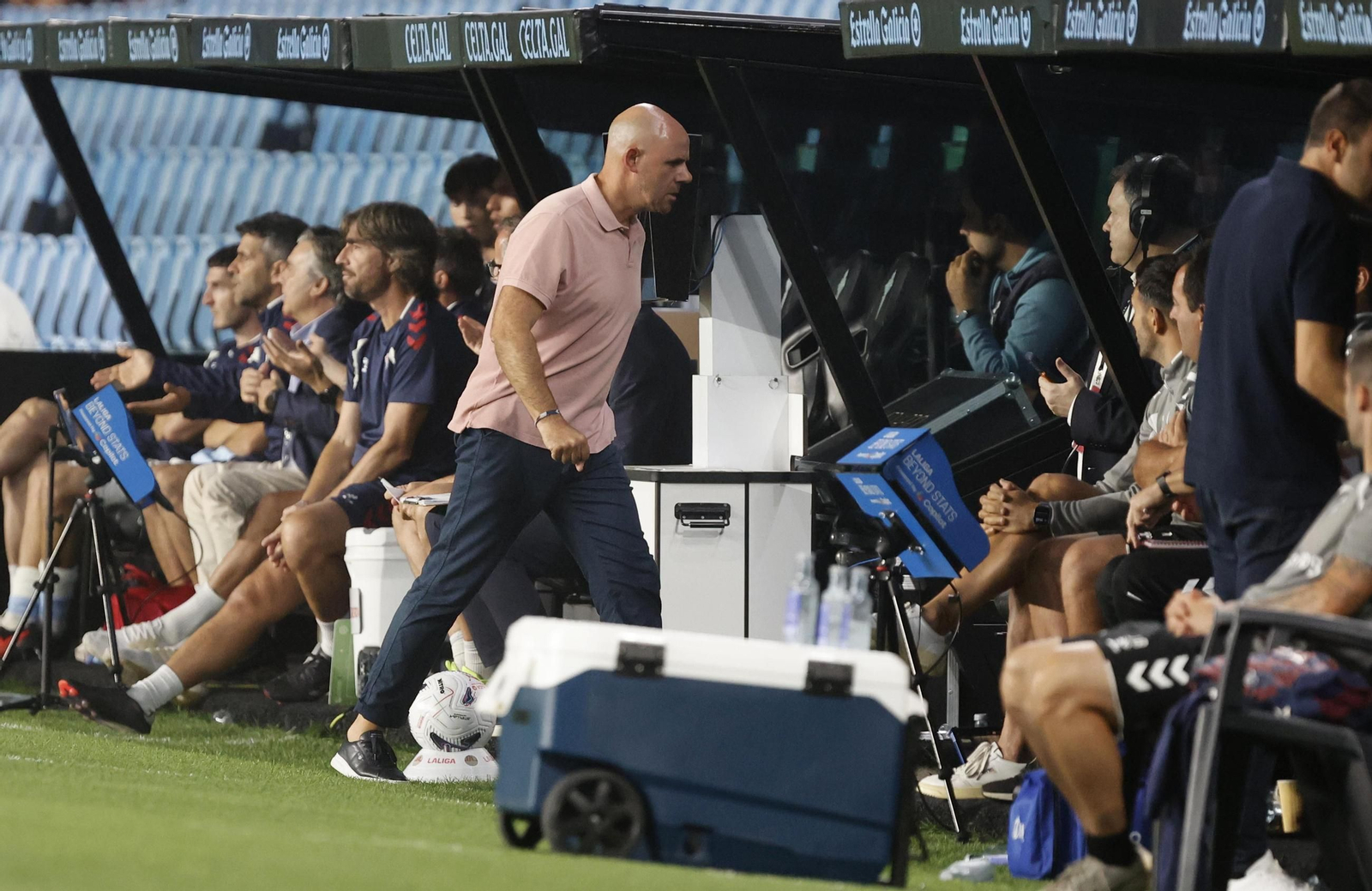 Fredi Álvarez fue expulsado por doble amonestación en la segunda mitad.